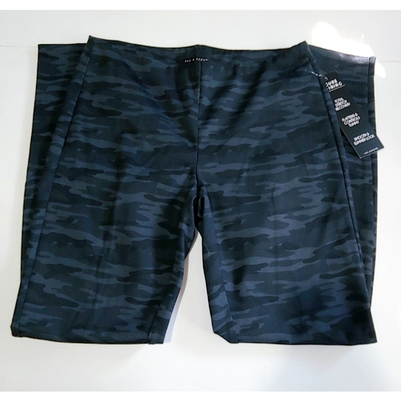 Zac & Rachel Camouflage Figure-Defining Leggings - Picture 2 of 2